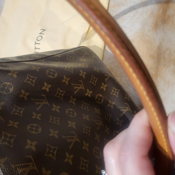 Louis Vuitton Looping GM - Picture 13 of 15